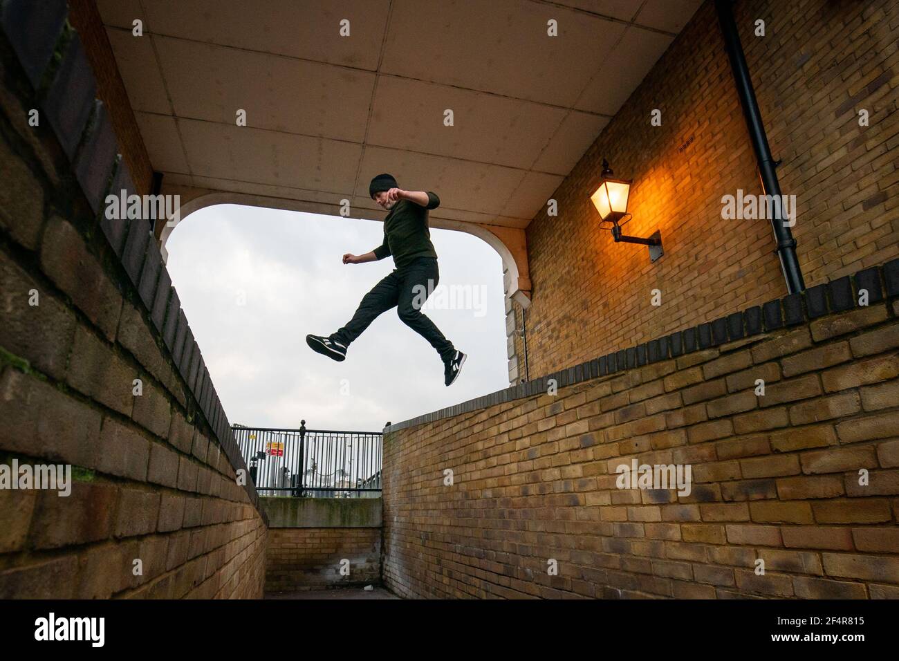 Photo d'Andy Pearson, propriétaire de London Parkour Out Training à Canada Water, Lodnon, non publiée précédemment le 08/02/21. Pearson tient généralement de grandes classes sur et hors site, le parc d'enseignement et le mouvement pratique pour tous les âges, mais ne peut s'entraîner que par lui-même ou tenir 1 à 1 classes en raison du coronavirus. Date de publication : le mardi 23 mars 2021. Banque D'Images