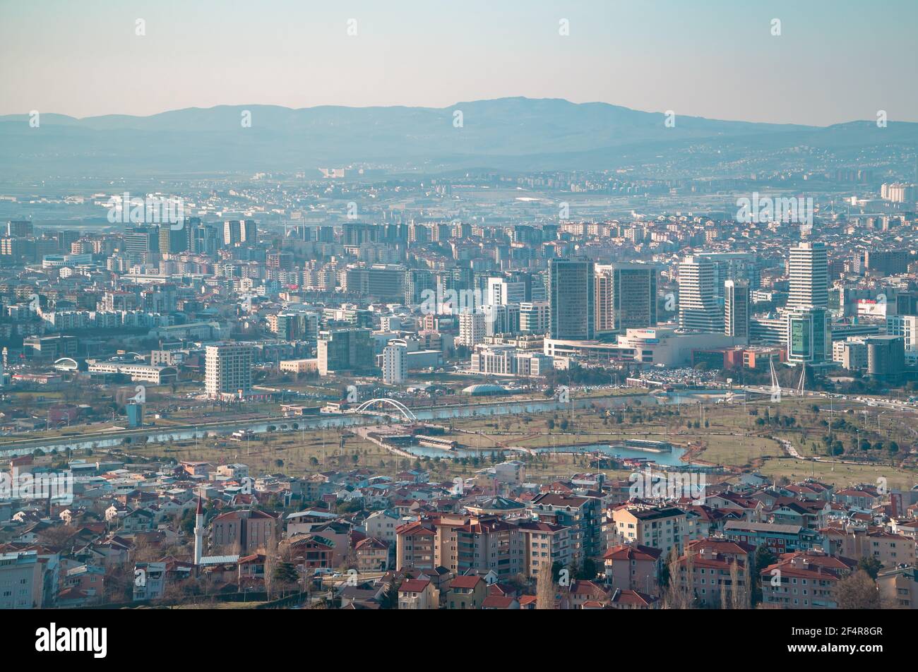 Bursa, Turquie - 6 mars 2021 - vue panoramique de la ville de Bursa avec gratte-ciel et parcs par une journée de brouillard Banque D'Images