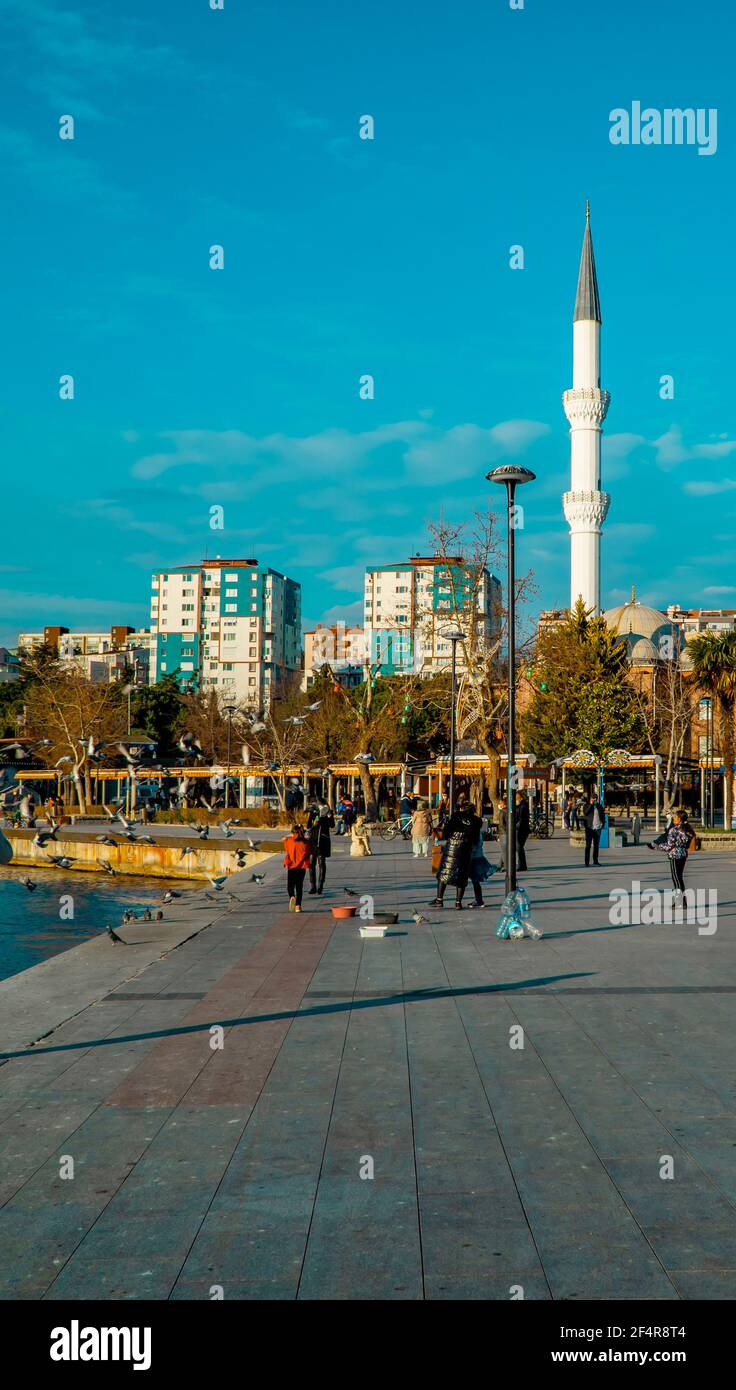 Canakkale, Turquie - 1er mars 2021 - vue sur la rue de la ville de Canakkale sur les Dardanelles dans l'ouest de la Turquie Banque D'Images