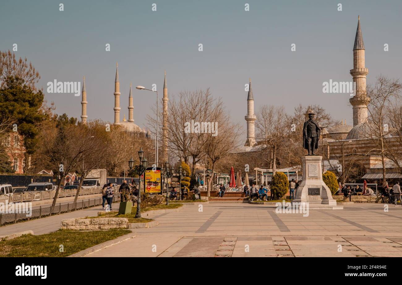 Edirne, Turquie - 26 février 2021 - vue verticale des gens sur une place avec la statue d'Atatürk, la mosquée Selimiye et la vieille mosquée (Eski Camii) à Edirne, Banque D'Images