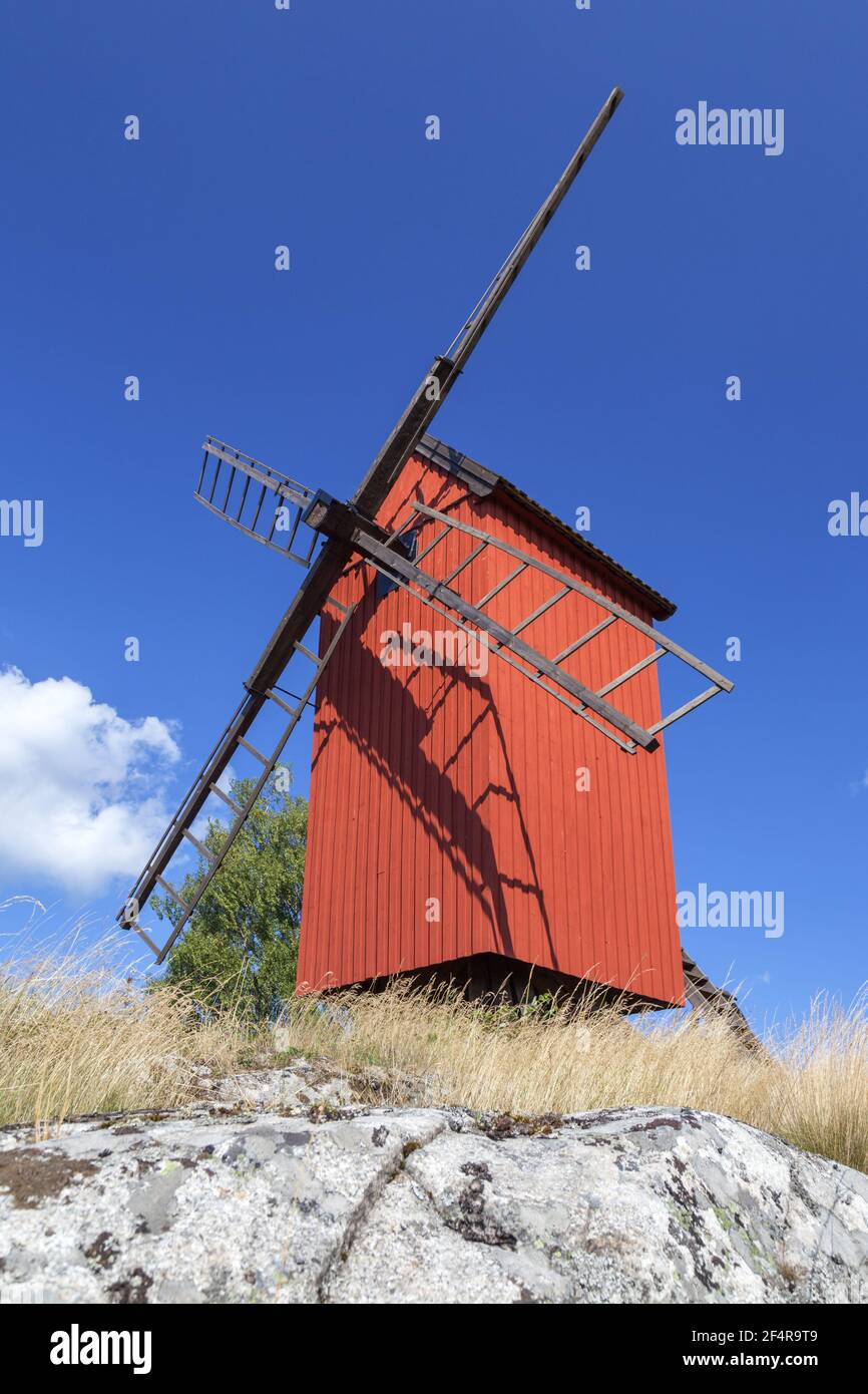 Géographie / Voyage, Suède, Stockholm laen, isle Lidoe, moulin à poste rouge sur l'isle Lidoe, skateur du Nord, droits-supplémentaires-autorisations-Info-non-disponible Banque D'Images