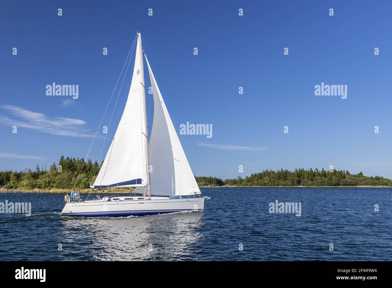 Géographie / Voyage, Suède, Stockholm laen, Stockholm skaergård, yachtsman en face de l'île de Fejan, Additional-Rights-Clearance-Info-not-available Banque D'Images