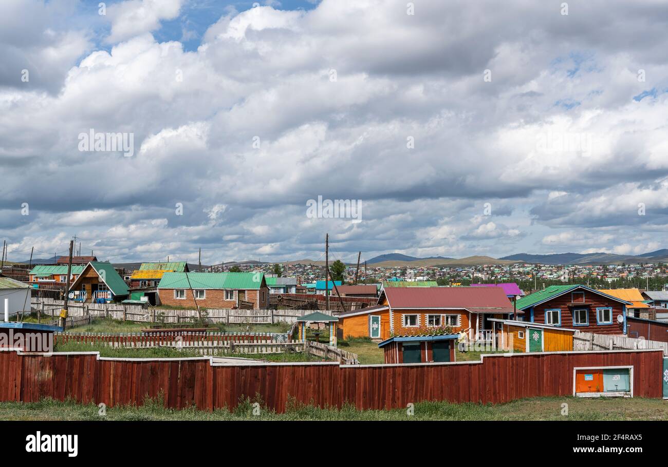 Bulgan, Mongolie - 18 août 2019 : la ville de Bulgan avec ses maisons colorées et ses clôtures rouges et son ciel nuageux en été. Banque D'Images