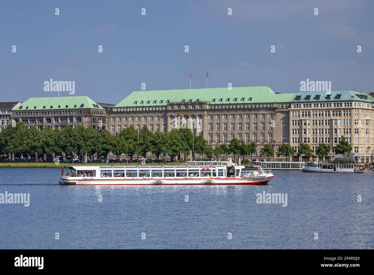 Géographie / Voyage, Allemagne, Hambourg, Hambourg, navire de passagers sur Alster intérieur en face de HAPAG Lloyd , droits-supplémentaires-autorisation-Info-non-disponible Banque D'Images