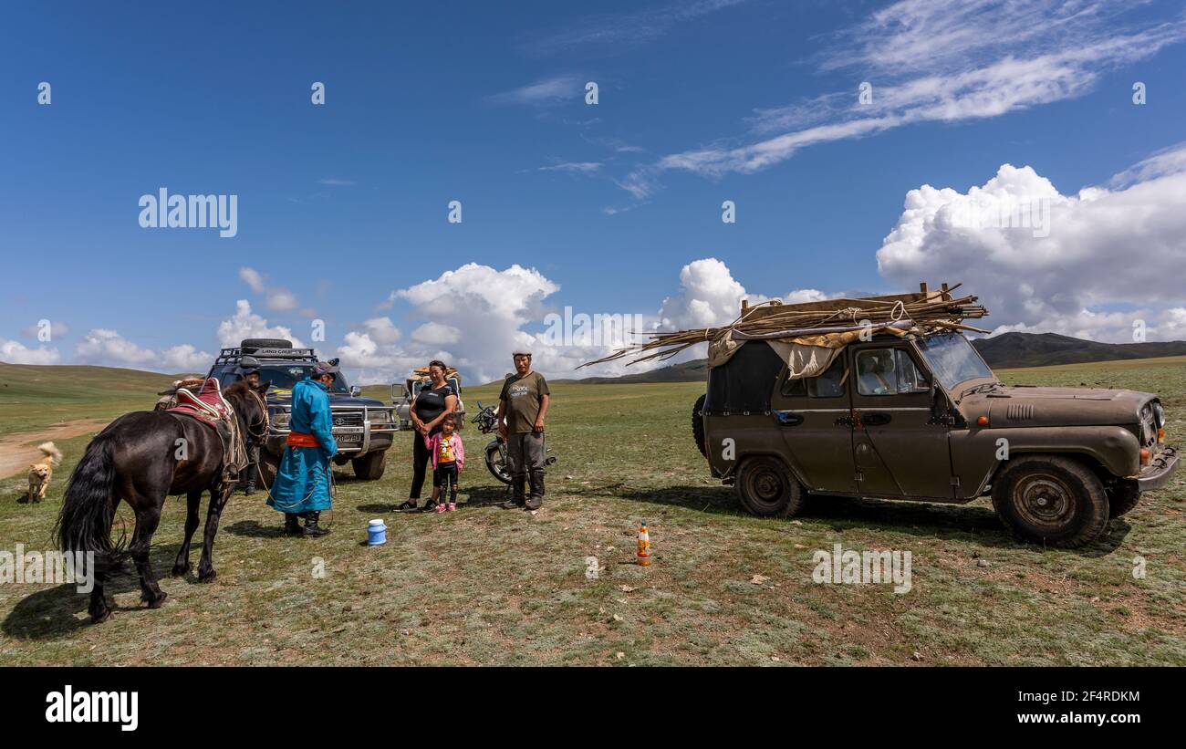 Baruuntunuun, Mongolie - 8 août 2019 : vie nomade sur la steppe de Mongolie avec famille en mouvement avec deux voitures chargées et un cheval. Banque D'Images