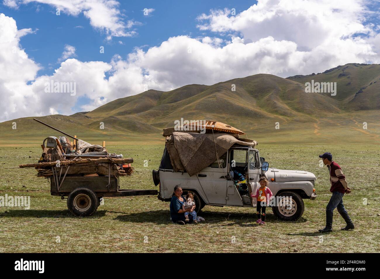 Baruuntunuun, Mongolie - 8 août 2019 : vie nomade sur la steppe de Mongolie avec famille en mouvement avec deux voitures chargées et cheval. Sur la steppe de Mo Banque D'Images