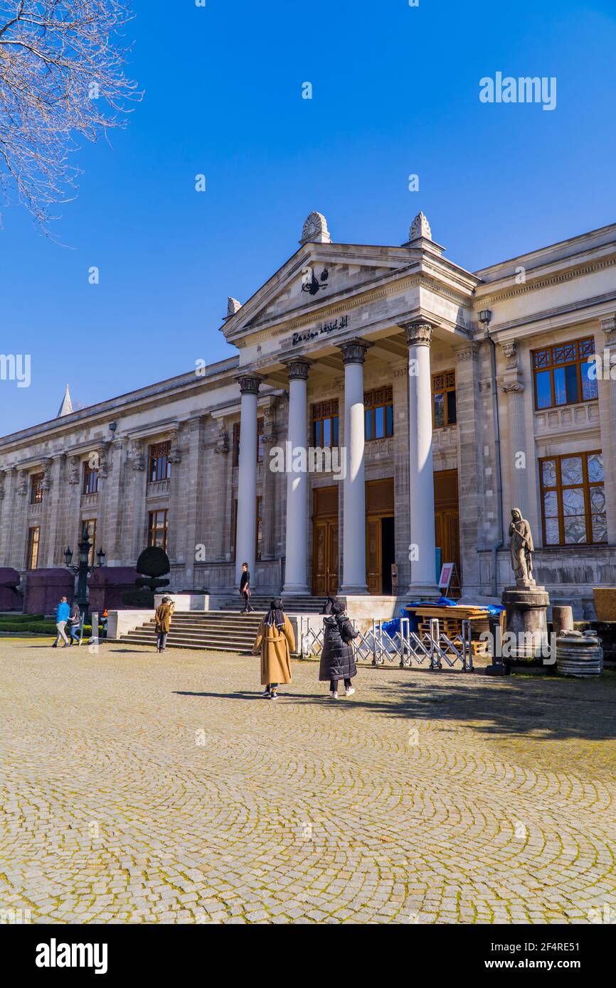 Istanbul, Turquie - 23 février 2021 - vue sur la rue du célèbre Musée archéologique d'Istanbul à Sultanahmet Banque D'Images