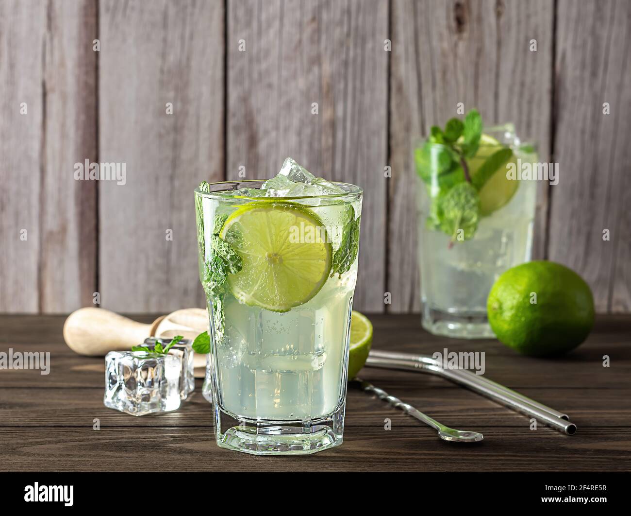 Eau fraîche et infusée à la menthe, cocktail, boisson détox, limonade. Banque D'Images