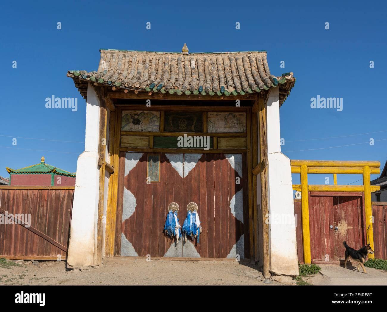 Shankh, Mongolie - 29 août 2019 : porte du monastère de Shankh avec des khadags bleus et blancs à la porte. Banque D'Images