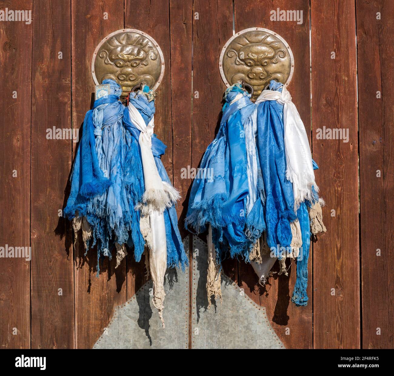 Shankh, Mongolie - 29 août 2019 : porte du monastère de Shankh avec des khadags bleus et blancs à la porte. Banque D'Images