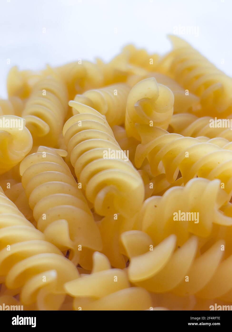 Fond ou texture de la nourriture pâtes italiennes sèches crues en forme de spirale. Gros plan, macro. Macaroni non cuit Banque D'Images