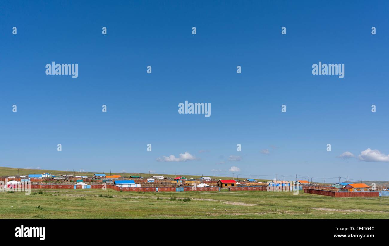 Tsagaanhairhan, Mongolie - 9 août 2019 : la petite ville de Tsagaanhairhan sur la steppe de Mongolie avec des maisons colorées et des clôtures. Banque D'Images