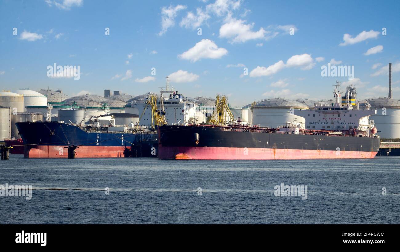 Des pétroliers amarraient un terminal pétrolier dans le port de Rotterdam Banque D'Images