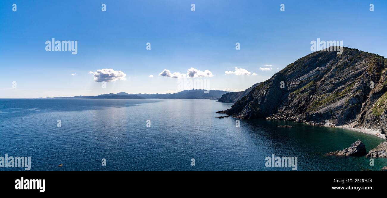 Une vue panoramique sur le paysage côtier de la belle côte montagneuse De la région du Cap Cerbere en France Banque D'Images