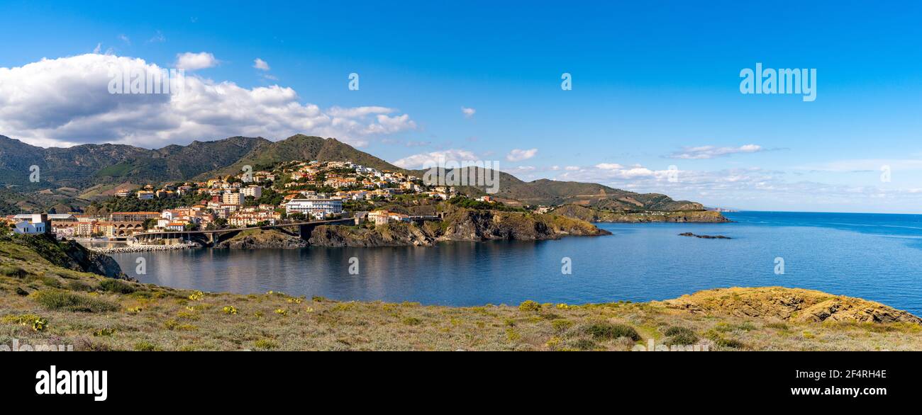 Vue sur le pittoresque village côtier de Cerbere on La côte méditerranéenne du sud de la France Banque D'Images