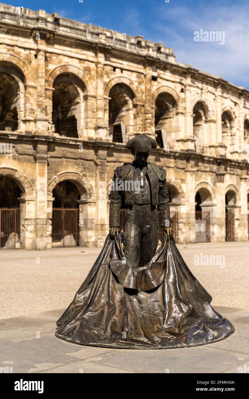 Nîmes, France - 15 mars 2021 : vue sur l'amphithéâtre romain de Nîmes avec la statue du taureau Nimeno Banque D'Images