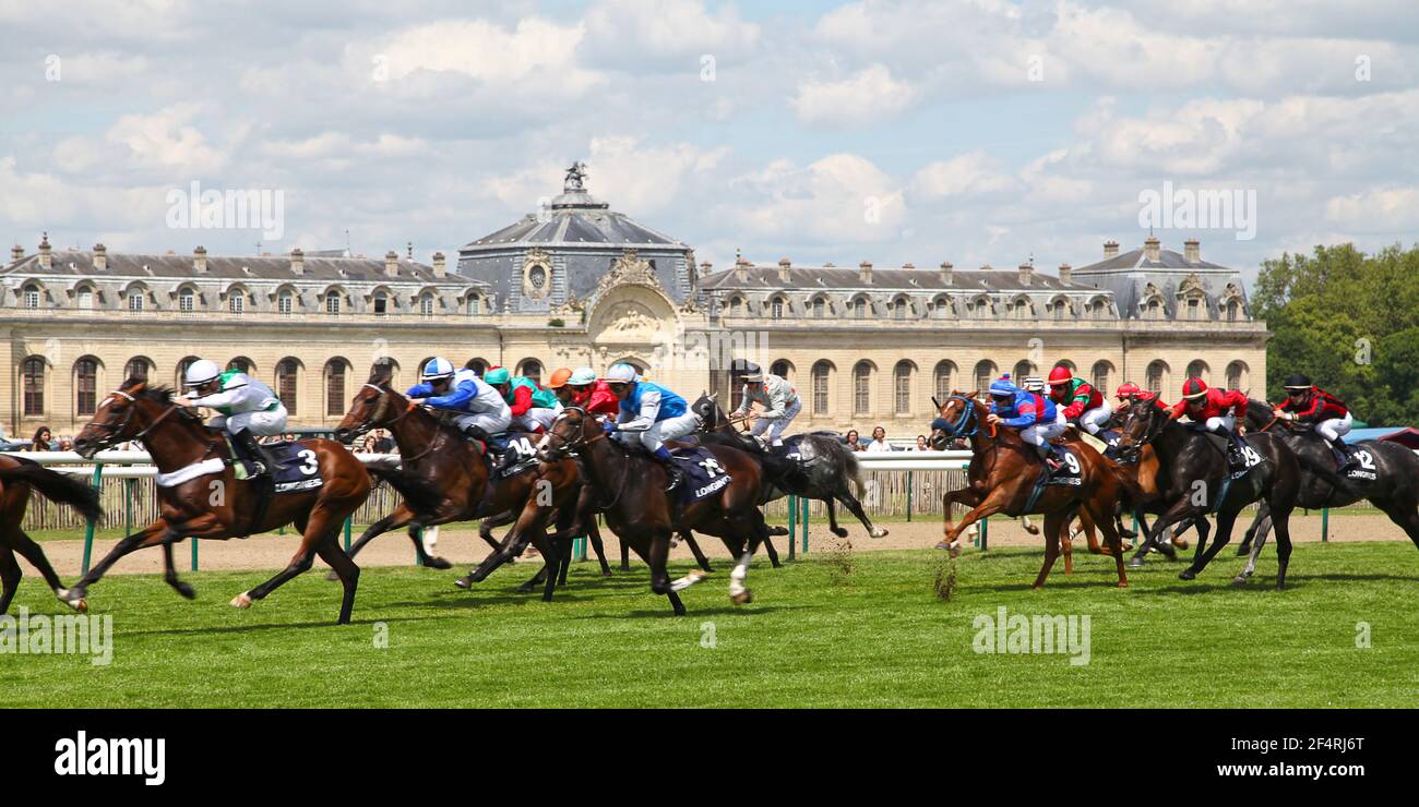 Chantilly, France - juin 17 2012 : courses hippiques en face du Musée vivant du Cheval (en français : Musée vivant du Cheval). Banque D'Images