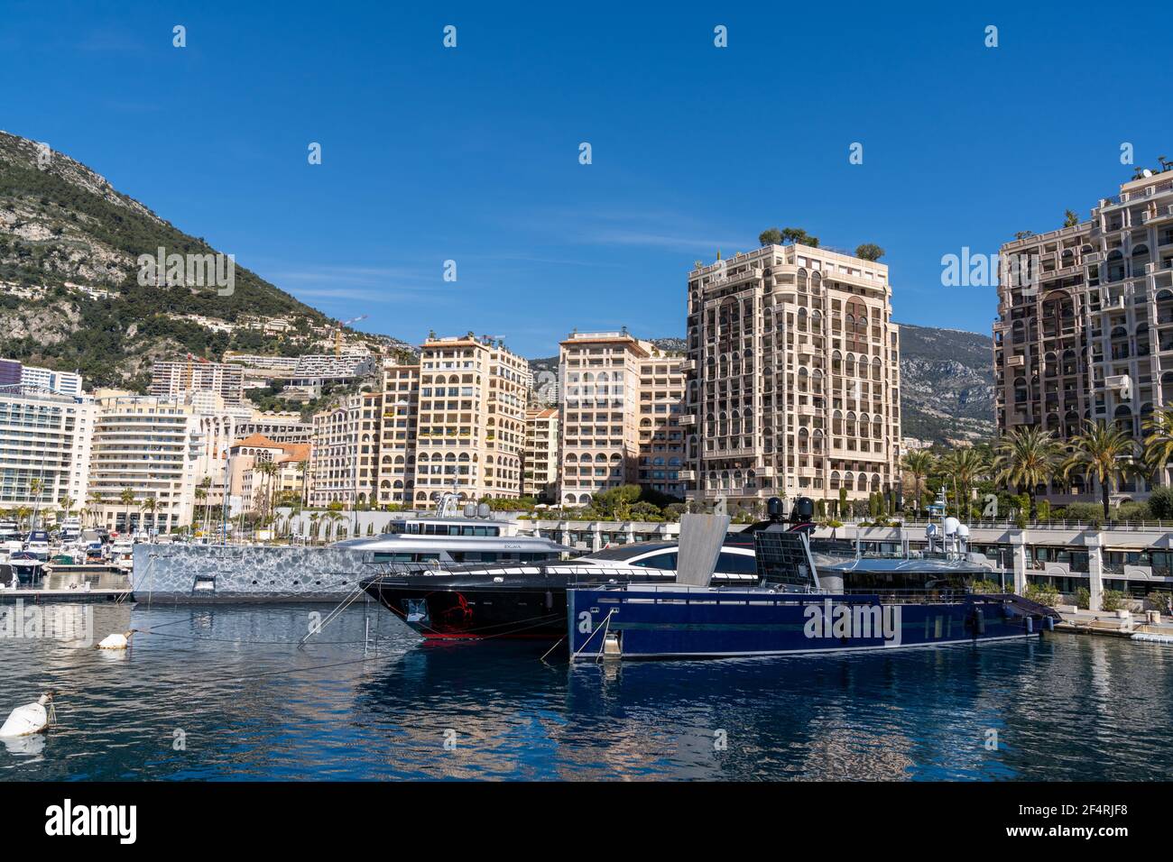 Monaco, Monaco - 17 mars 2021 : vue sur le port du Cap d'ail et les hôtels du quartier Fontvielle de Monaco Banque D'Images