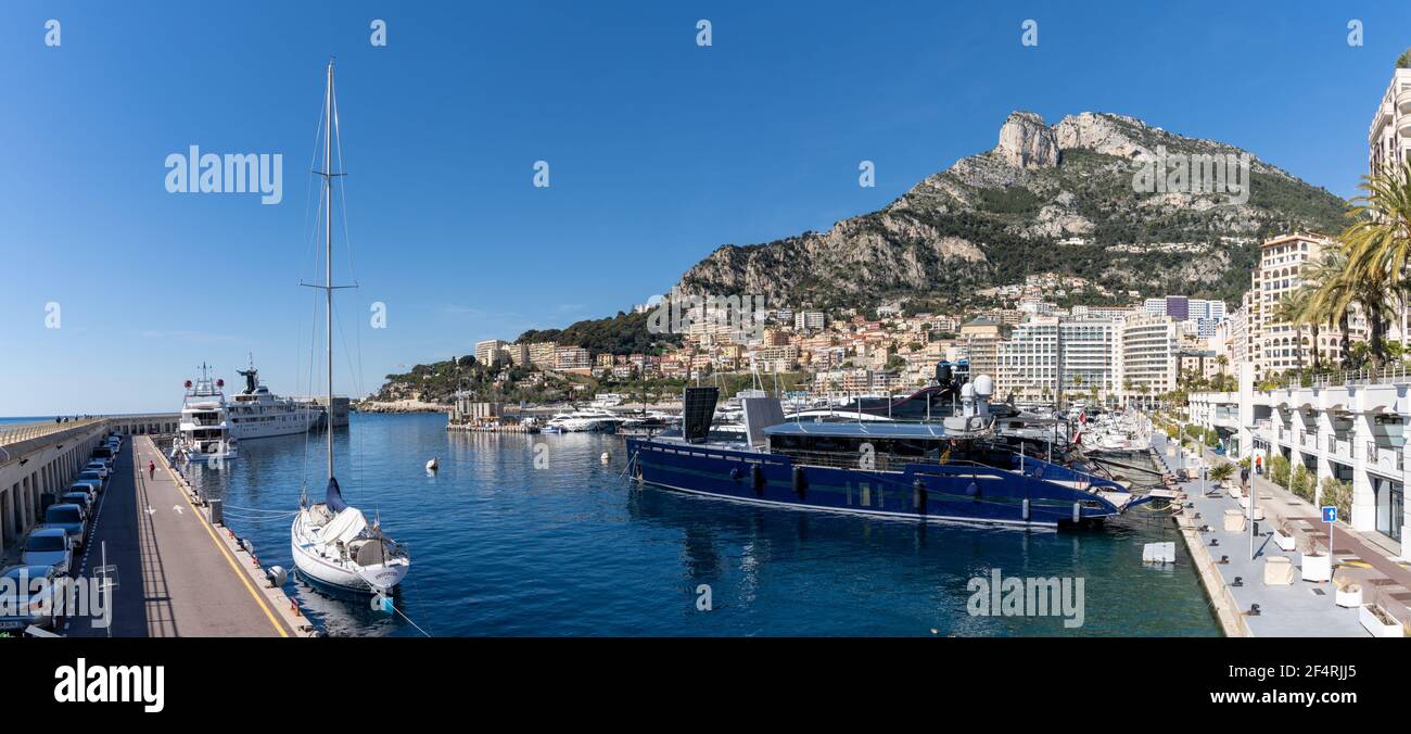 Monaco, Monaco - 17 mars 2021 : vue panoramique sur le port du Cap d'ail et les hôtels du quartier Fontvielle de Monaco Banque D'Images