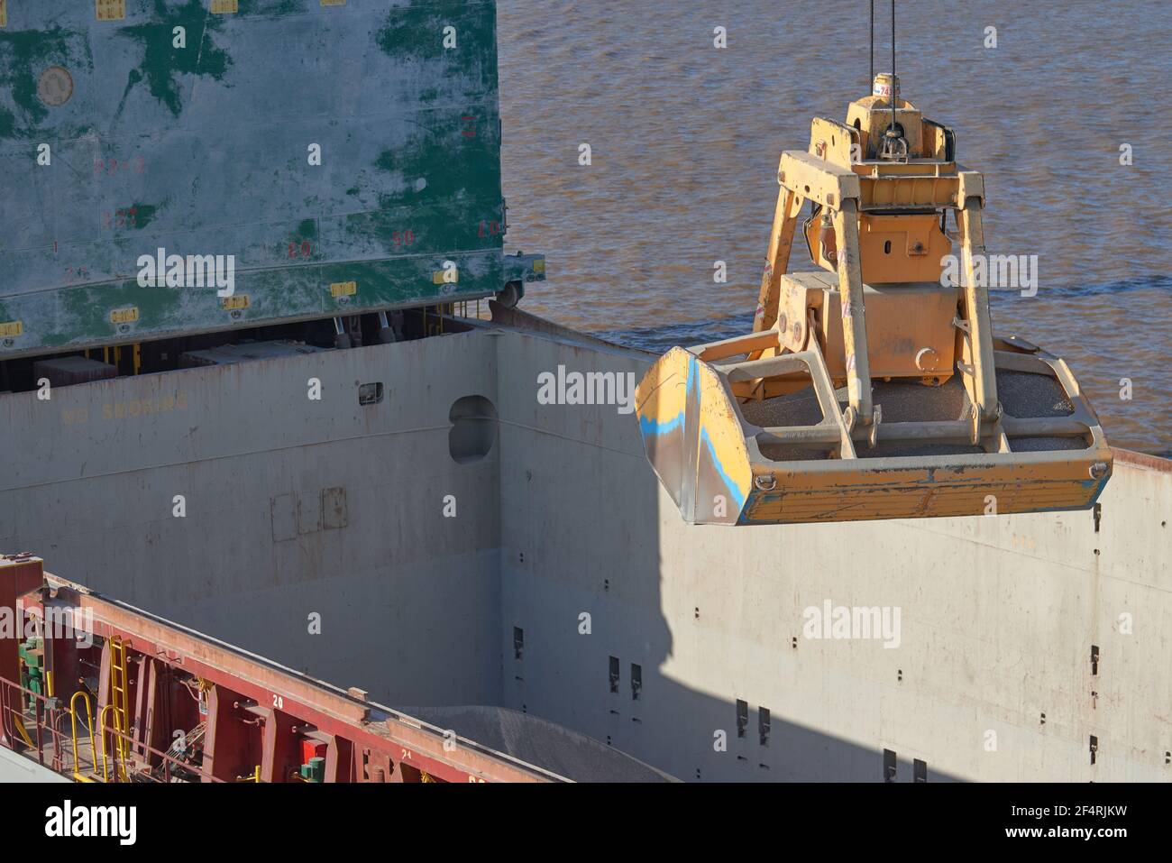 Chargement et déchargement de la bauxite de cargaison en vrac sur un