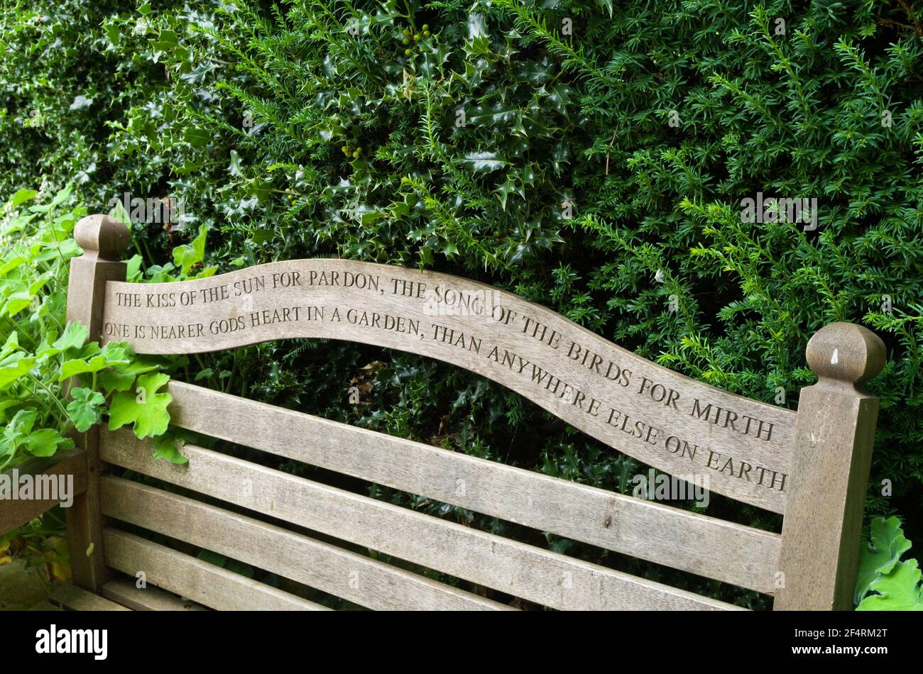 Banc en bois avec inscription, Coton Manor Gardens, Northamptonshire, Royaume-Uni Banque D'Images