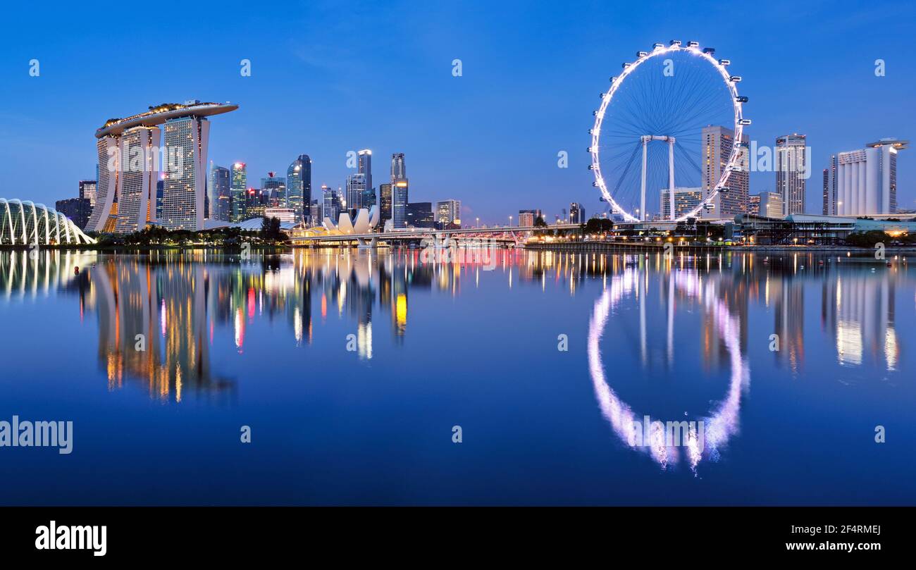 Paysage urbain de Singapour au crépuscule. Paysage du bâtiment d'entreprise autour de Singapour Marina Bay. Bâtiment moderne dans le quartier des affaires au crépuscule. Banque D'Images