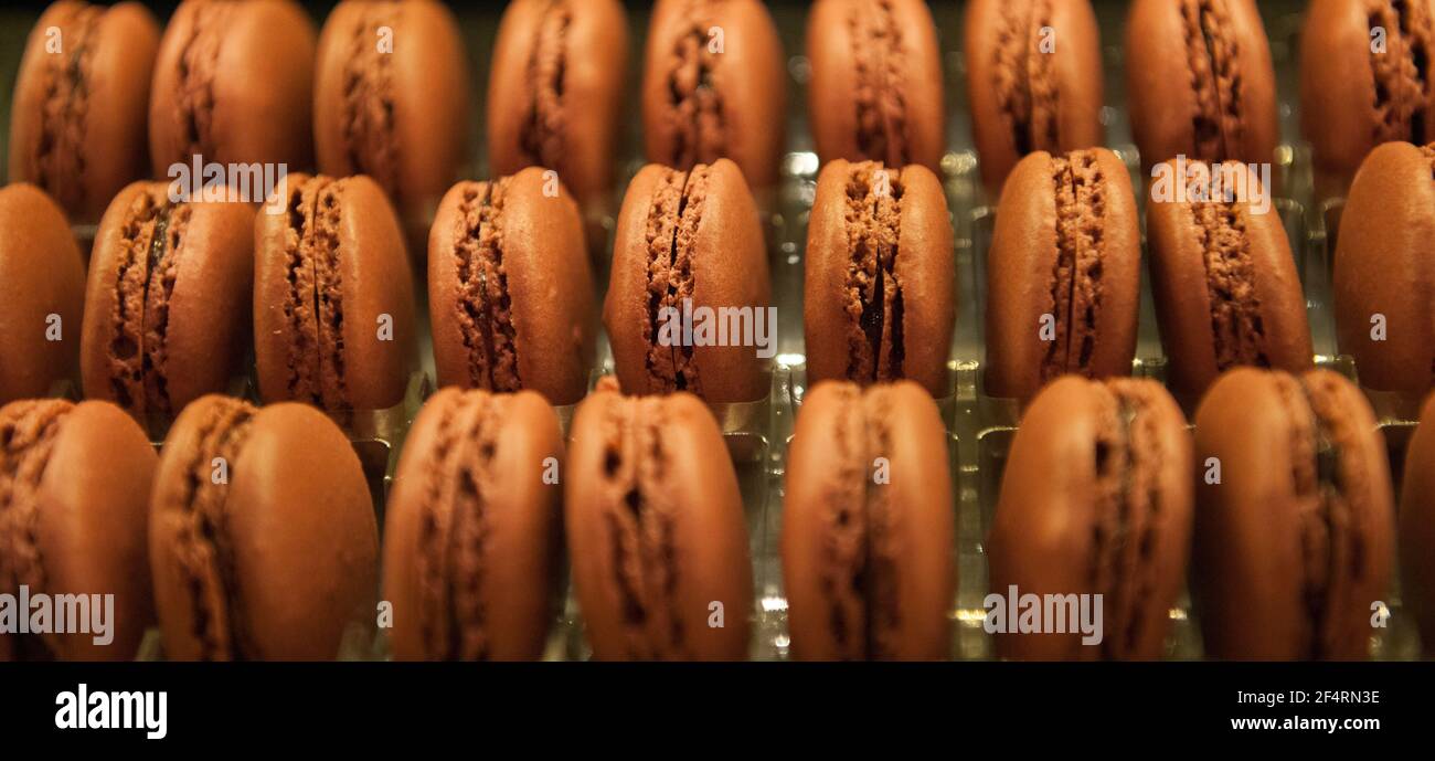 Macarons français biscuits de différentes couleurs faits avec des oeufs, de la farine d'amande, de la cassonade, du sucre en poudre Banque D'Images