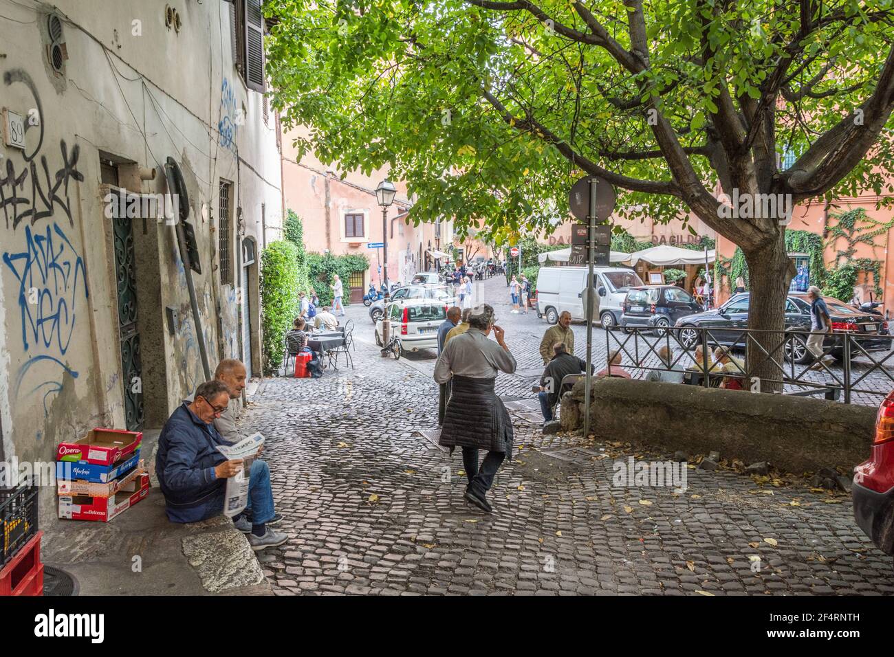 Rome, Italie - 05 octobre 2018: Les gens se détendent à l'ombre des arbres sur la via Garibaldi à Rome Banque D'Images