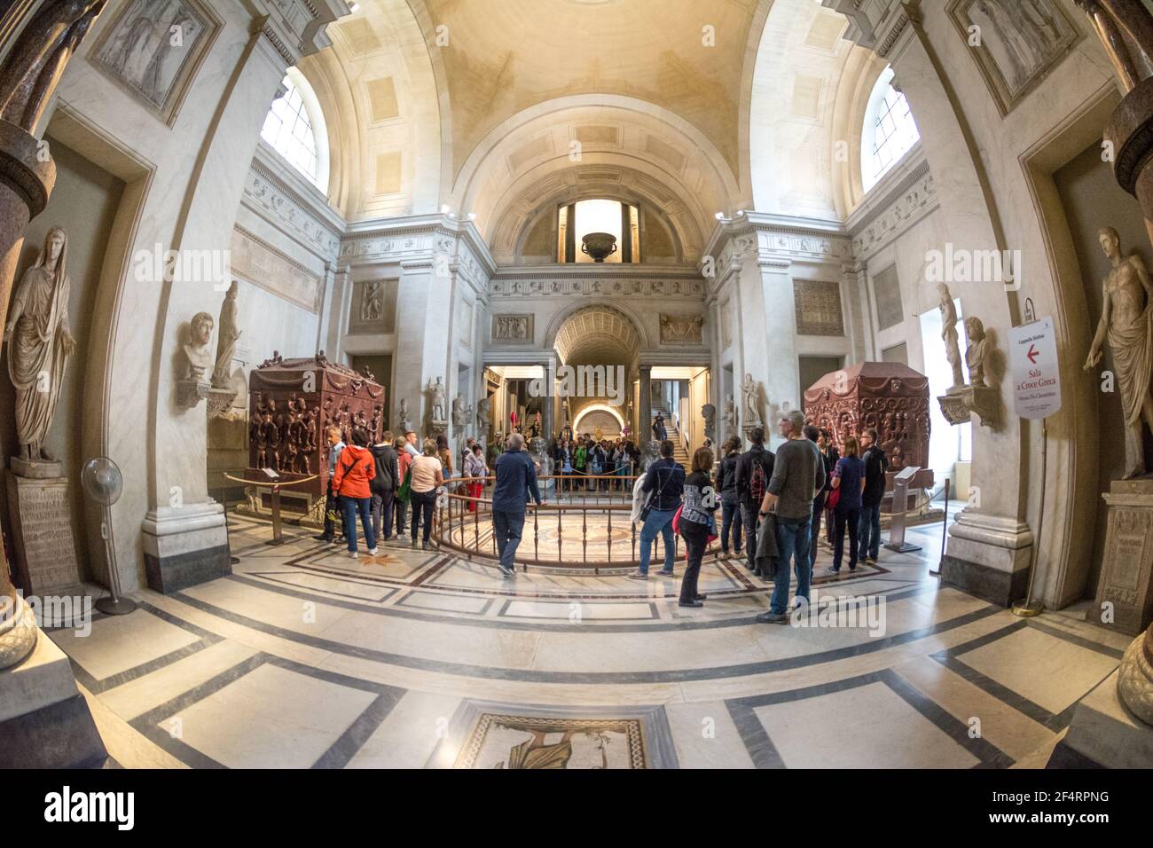 Rome, Italie - 06 octobre 2018 : dans la salle de la Croix grecque se trouvent les sarcophages porphyritiques de Constancia et Helena, la fille et la mère de l'empereur Banque D'Images