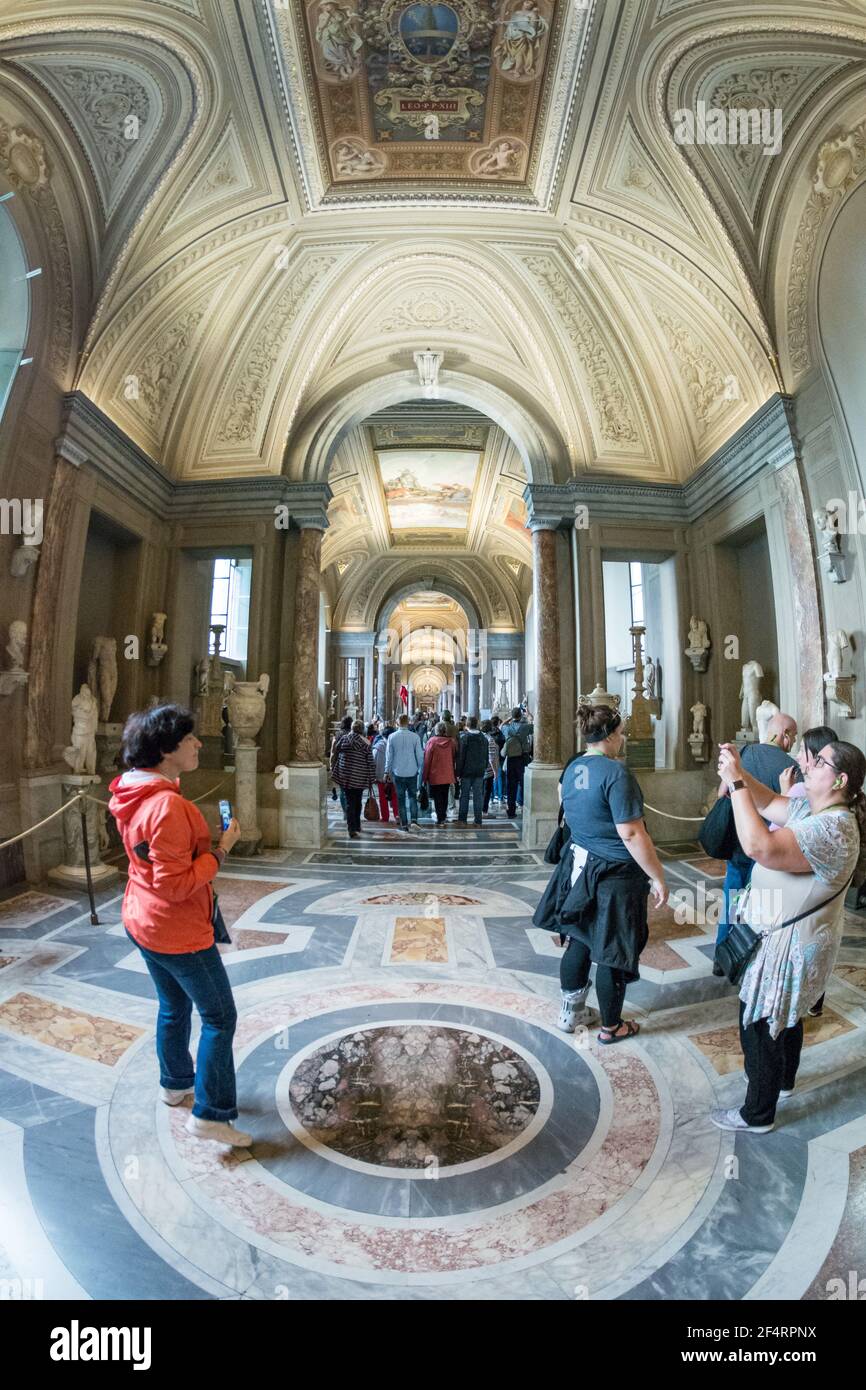 Rome, Italie - Oct 06, 2018 : la galerie du chandelier, 80 mètres de long et divisé en 6 parties par des colonnes, a été fondée en 1761. Il fait partie du Musée Banque D'Images