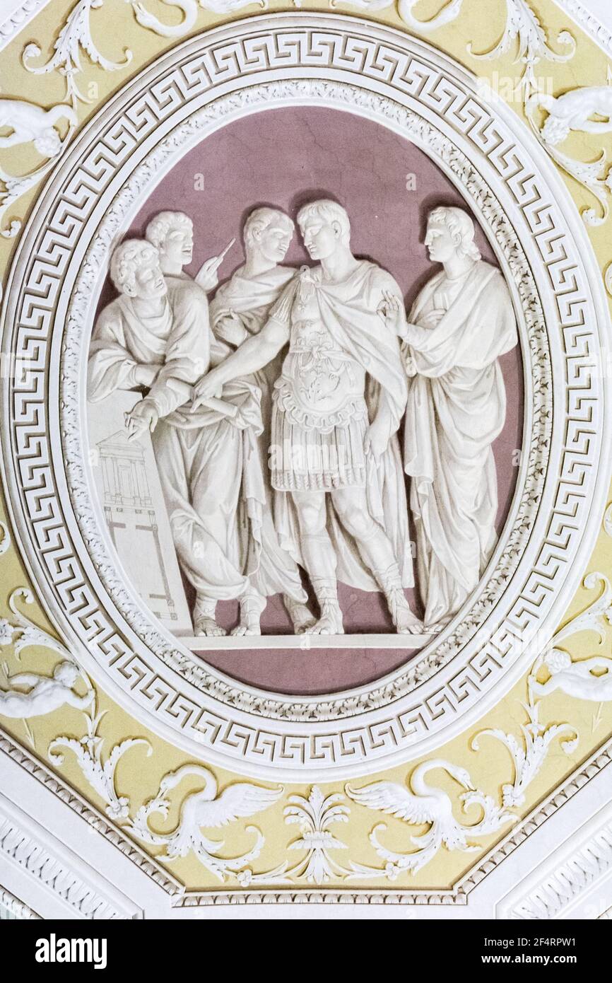 Rome, Italie - 06 octobre 2018 : fresques illuminées au plafond dans la Galleria degli Arazzi, Musées du Vatican, Vatican Banque D'Images