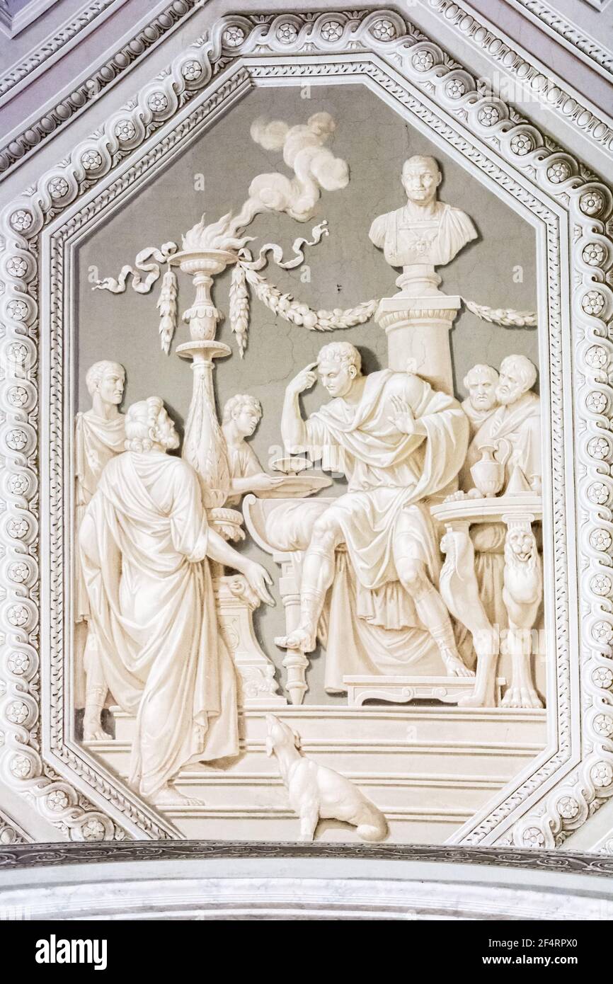 Rome, Italie - 06 octobre 2018 : fresques illuminées au plafond dans la Galleria degli Arazzi, Musées du Vatican, Vatican Banque D'Images