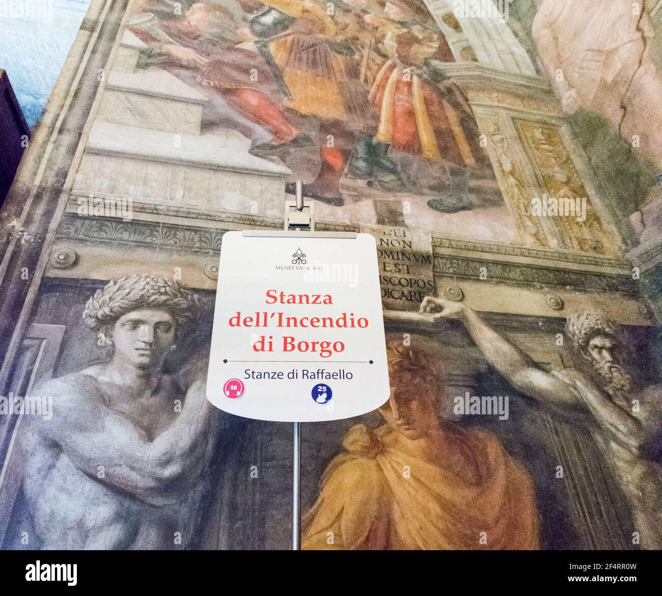 Vatican - 06 octobre 2018: Label d'information dans Raphael stanzas : stanza dell'Incendio di Borgo, quatre salles émervelaient avec les fresques remarquables peintes b Banque D'Images