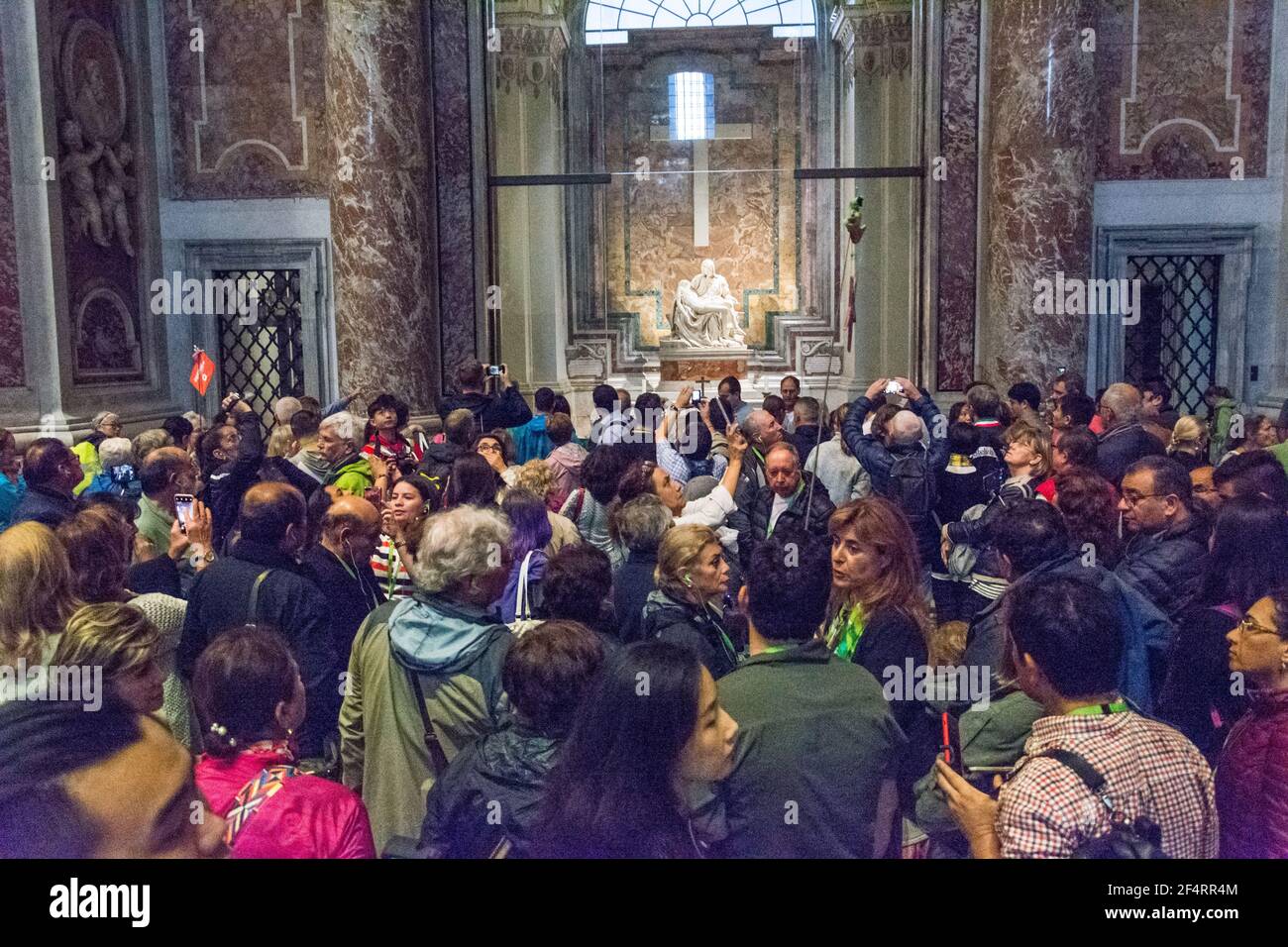 Rome, Italie - 06 octobre 2018 : Pieta de Michel-Ange, 1498-1499, Eglise de la basilique Saint-Pierre, Vatican Banque D'Images