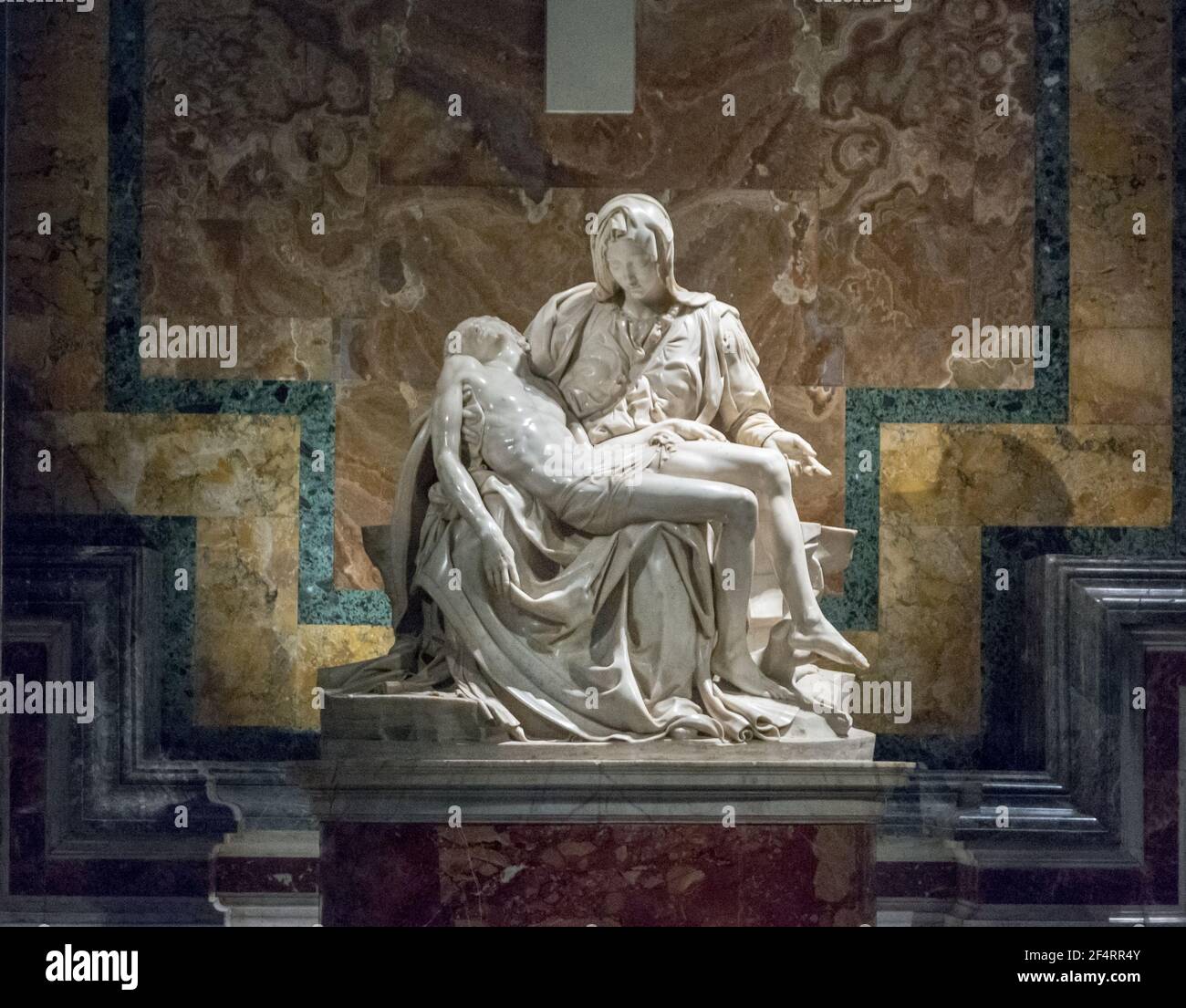Rome, Italie - 06 octobre 2018 : Pieta de Michel-Ange, 1498-1499, Eglise de la basilique Saint-Pierre, Vatican Banque D'Images