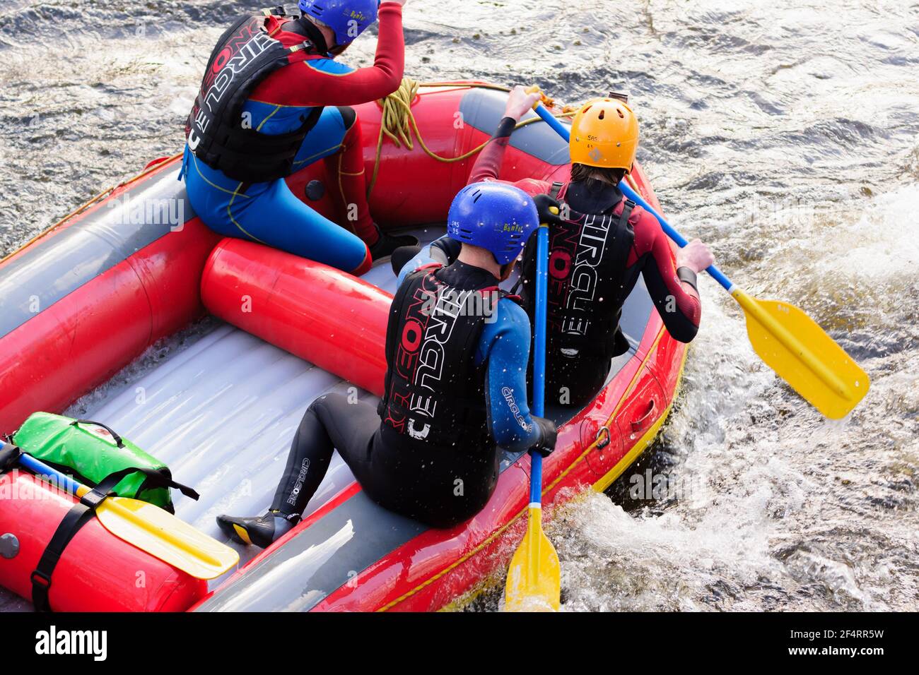 Personnes participant à une équipe de rafting en eau vive Événement sur la rivière Dee à Llangollen au nord du pays de Galles Banque D'Images