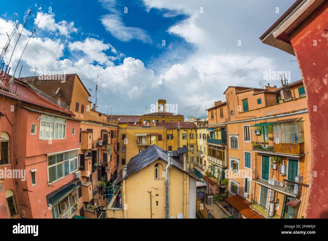 Rome, Italie - 06 octobre 2018 : cour romaine colorée, le quartier est délimité par des rues via Montebello, via Cernaia, via del Macao, via Goito. Banque D'Images