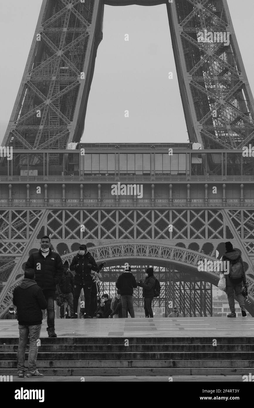 Paris, France - janvier 31, 2021 : touristes et parisiens devant la Tour Eiffel à Paris pendant des restrictions de covid. Banque D'Images