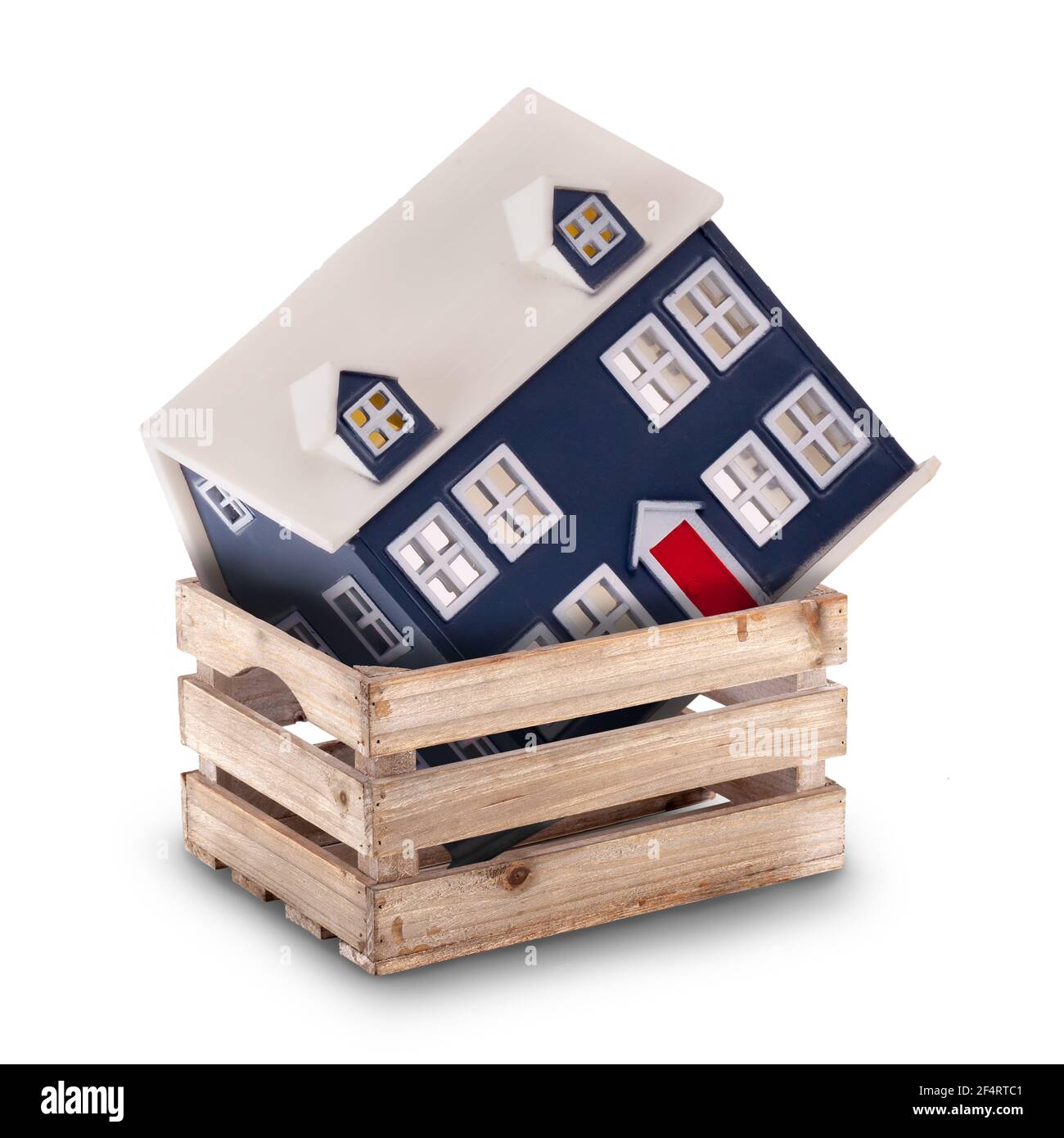 Maison mobile ou concept de stockage avec un peu de maison dedans une caisse ou une boîte isolée sur un fond blanc Banque D'Images