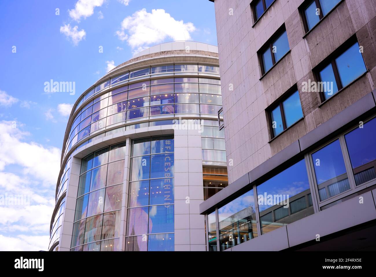 Bâtiments modernes dans le centre-ville de Düsseldorf avec reflets bleus du ciel. Sur la gauche : le grand magasin de mode « Peek & Cloppenburg ». Banque D'Images