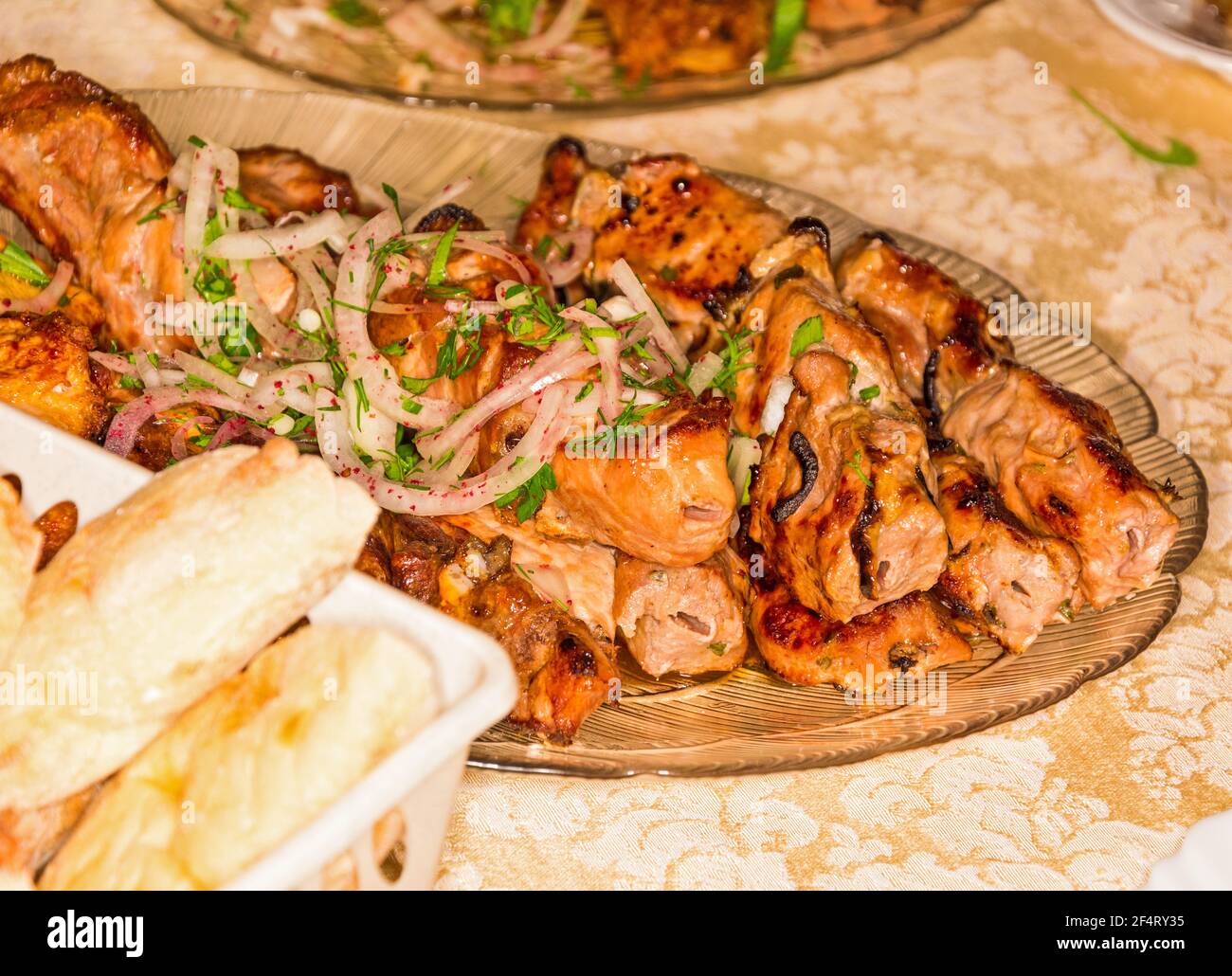 Kebab, viande brochée, barbecue, viande grillée et légumes Banque D'Images