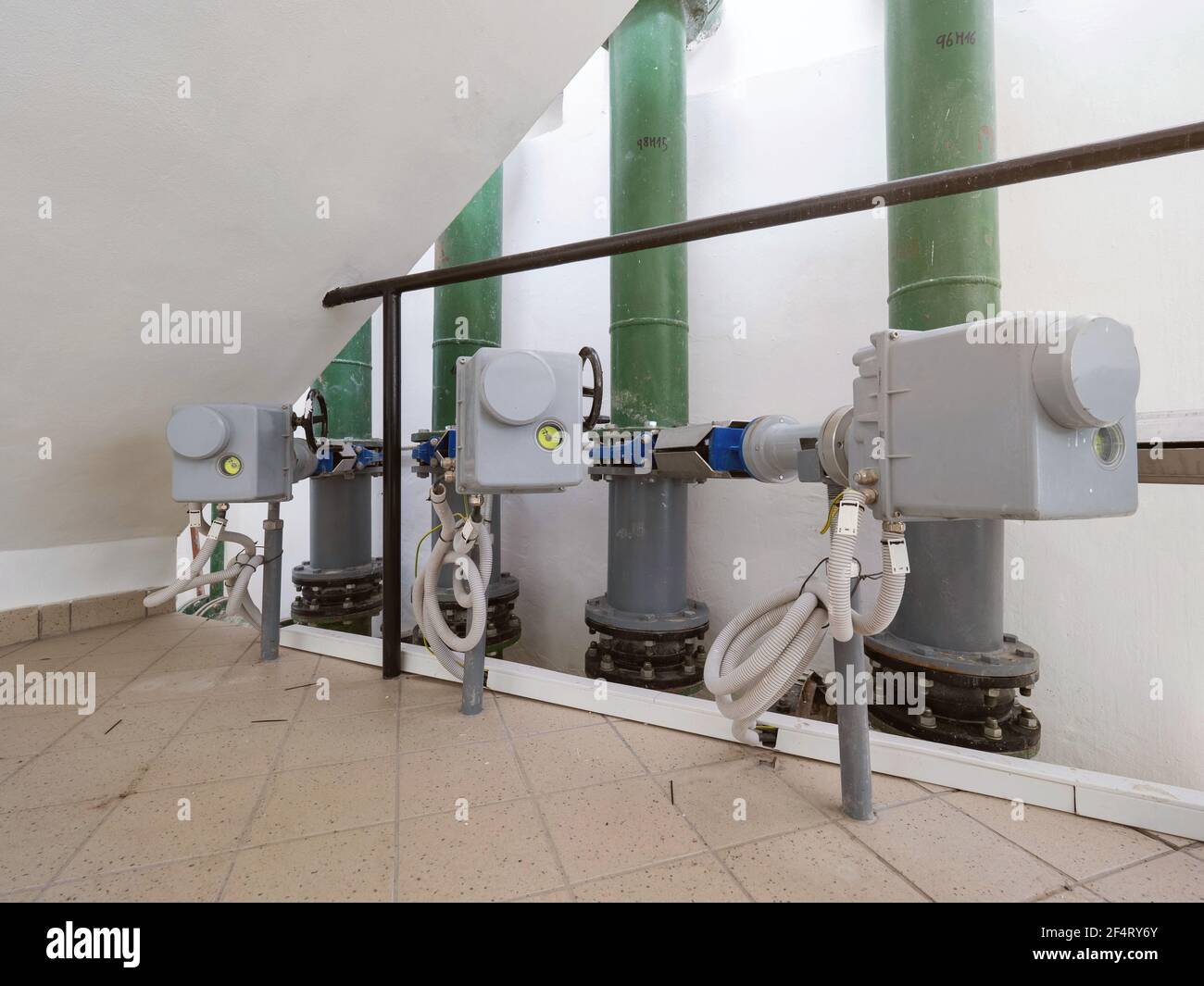 Station de pompage moderne avec tuyauterie verticale et moteurs avec servodriver sur les vannes contrôlées à distance depuis la salle de contrôle. Banque D'Images