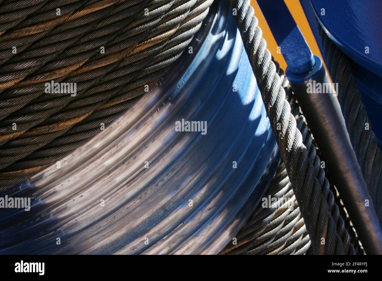 Bobine de treuil industriel avec câble métallique Photo Stock - Alamy