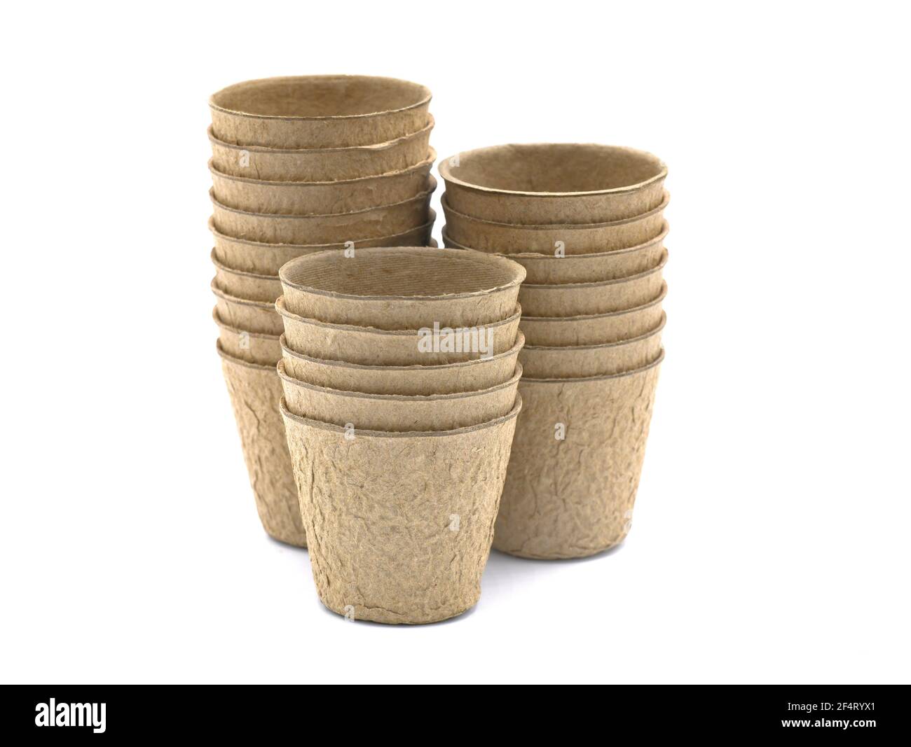 groupe de pots ronds de fibres biodégradables utilisés comme méthode de manière écologique de planter des semences dans un jardin coup de serre ou d'allotement Banque D'Images