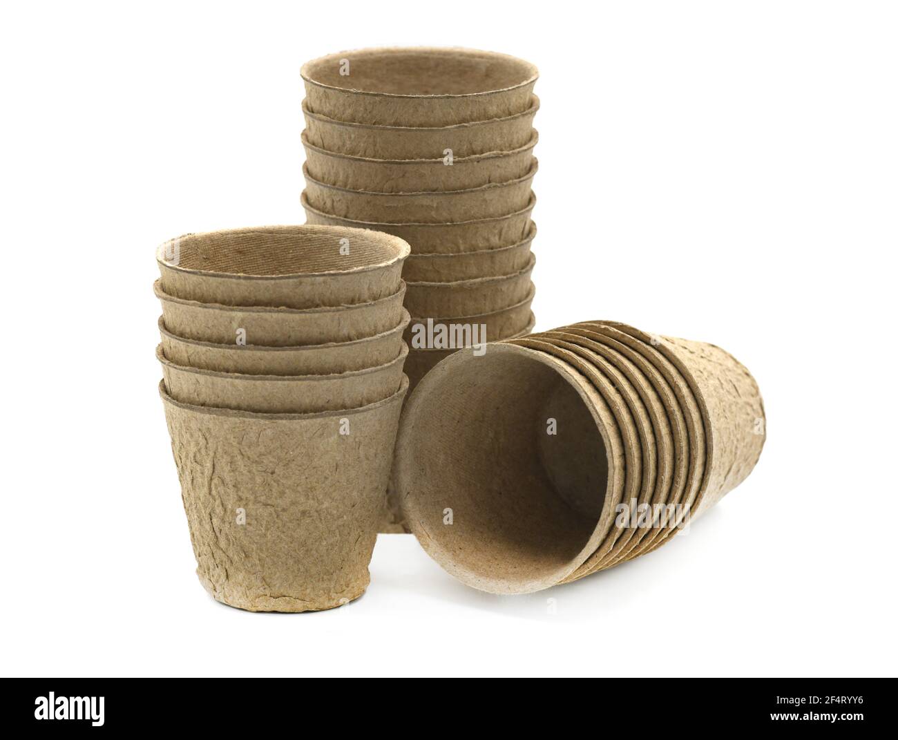 groupe de pots ronds de fibres utilisés comme méthode biodégradable ou planter des graines dans une serre de jardin ou une balle d'allotement sur fond blanc Banque D'Images
