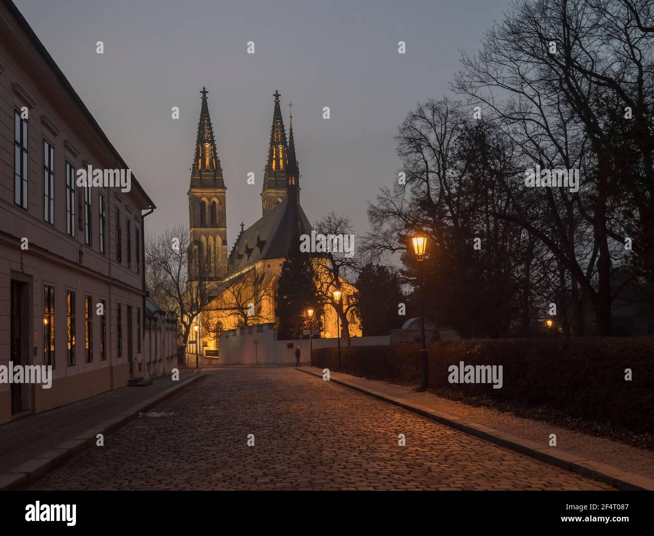 République tchèque, Prague, 23 février 2021 : Basilique illuminée Saint-Pierre-et-Paul, cathédrale gothique sur Vysehrad. Rue pavée la nuit Banque D'Images