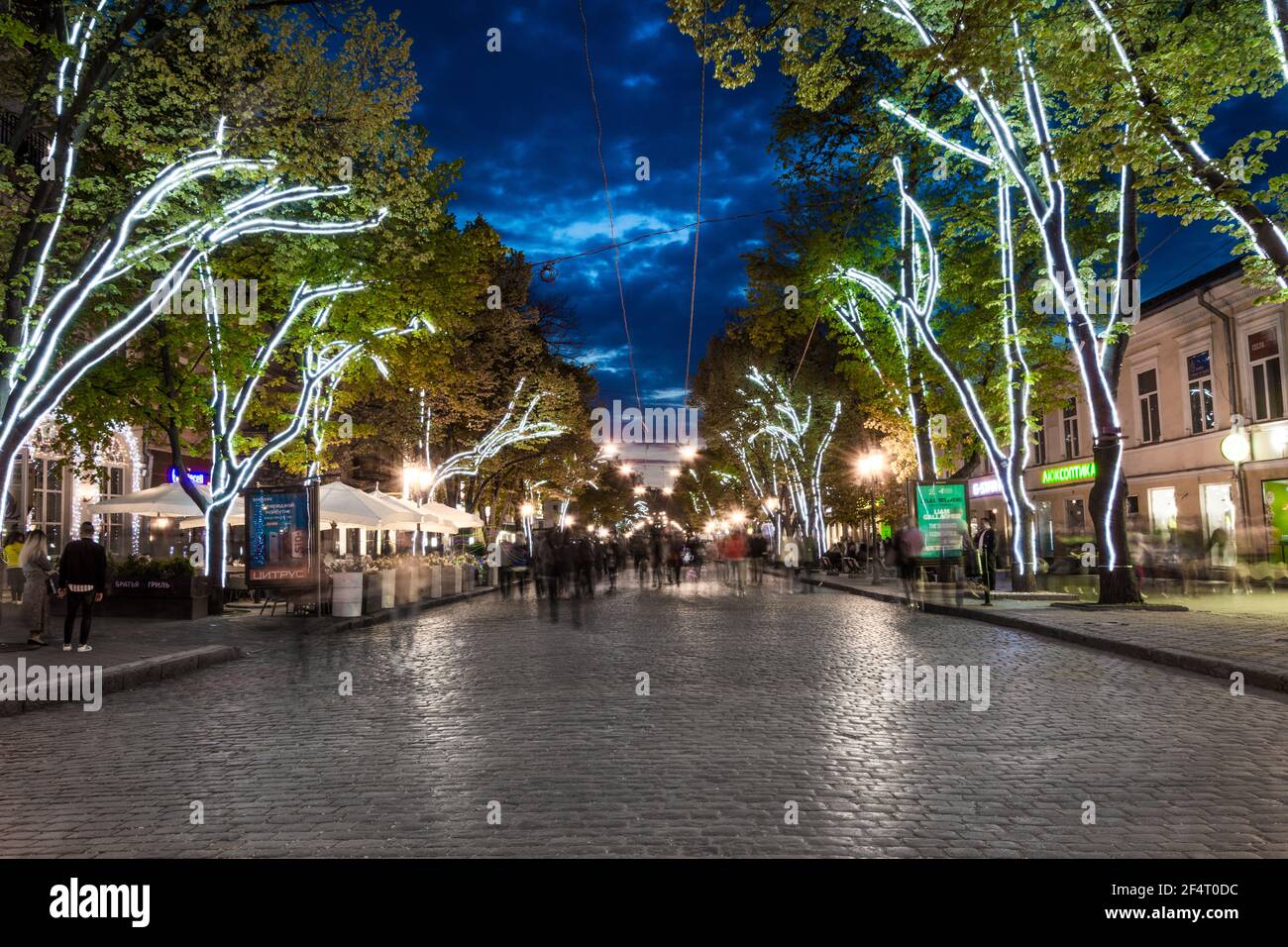Odessa, Ukraine - APR 28, 2019: Éclairage de nuit rue d'Odessa Banque D'Images