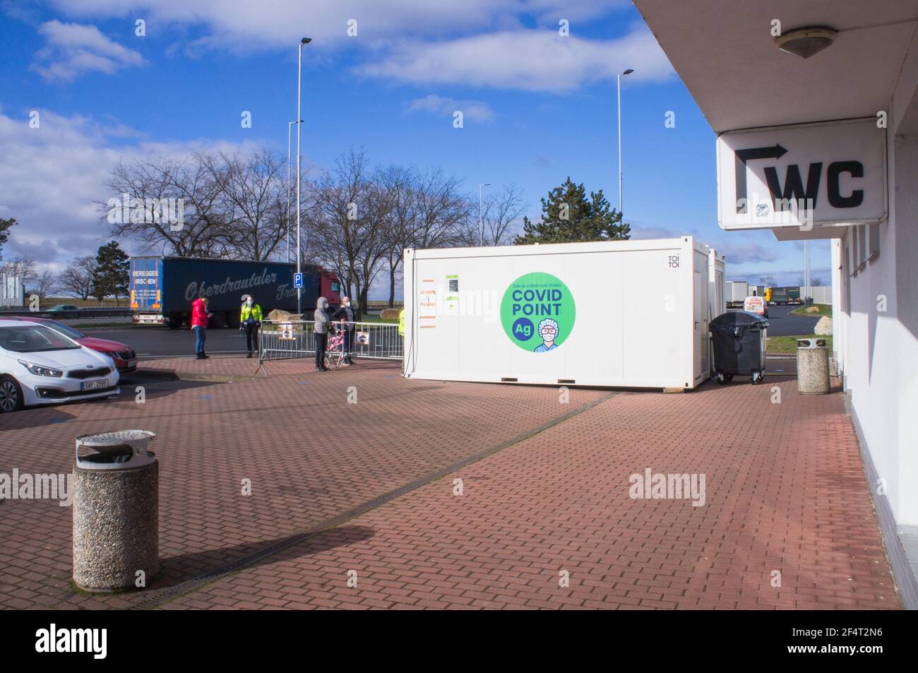 Le point d'échantillonnage pour les essais sur COVID-19 AG Covid point - Benzina - Pruhonice D1 à la dernière station-service sur l'autoroute D1 avant Prague, République Tchèque Banque D'Images