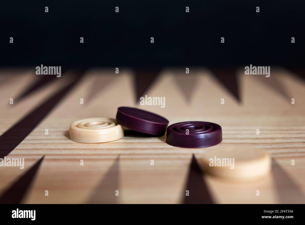 Gros plan du plateau et des compteurs d'un jeu de backgammon Banque D'Images