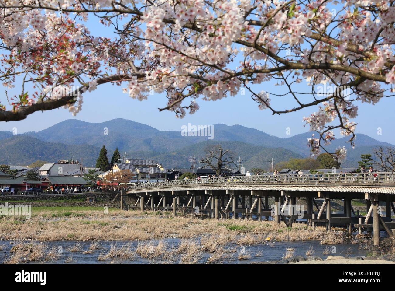 KYOTO, JAPON - 17 AVRIL 2012 : les gens visitent Arashiyama à Kyoto, Japon. Arashiyama est un lieu national désigné de beauté panoramique et site historique Banque D'Images